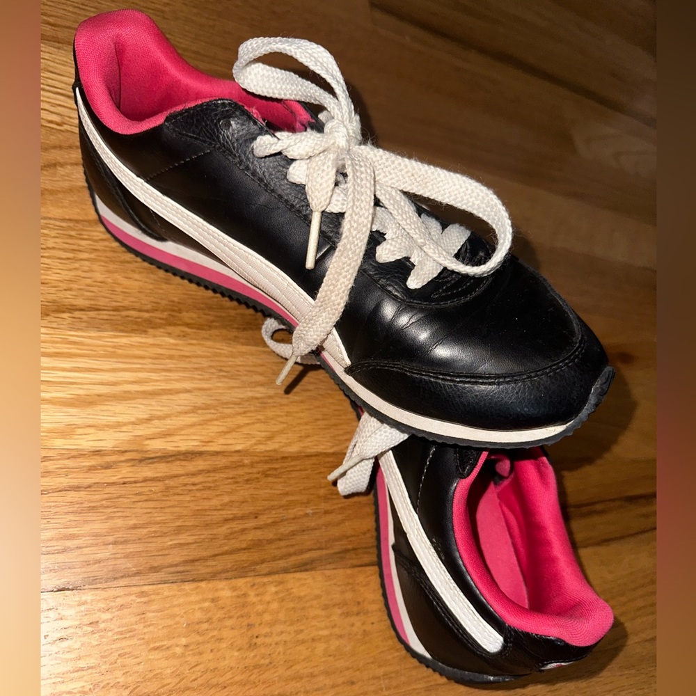 Vintage Black Puma sneakers size 8